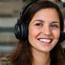 Apresentador sorrindo com microfone e headphones